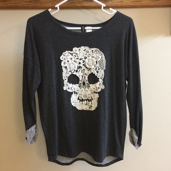 H&M Tops - H&M skull tee